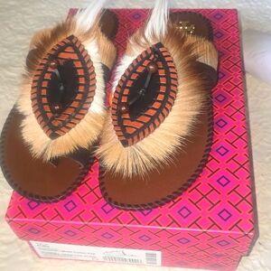 I am selling these beautiful TORY burch sandals, which are brand new.